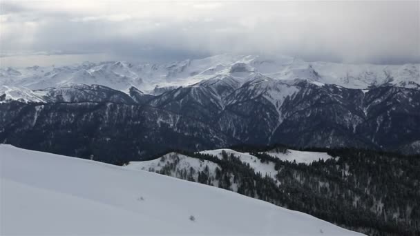 Panorama över Kaukasus bergen i Rosa Khutor Alpine Resort — Stockvideo