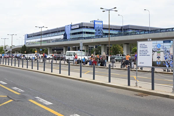 Aparcamiento cerca del Aeropuerto Internacional de Praga . —  Fotos de Stock