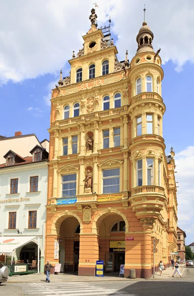 Architektura na placu w zabytkowym centrum w Czeskich Budziejowicach. — Zdjęcie stockowe