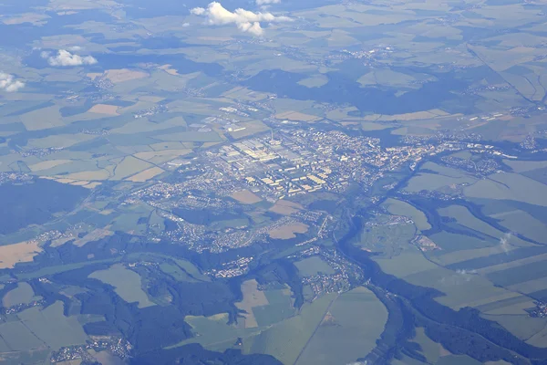 Uitzicht vanaf het vliegtuig op voorstad van Praag. — Stockfoto
