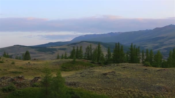 Panorama de la chaîne de montagnes Kuray à l'aube. — Video