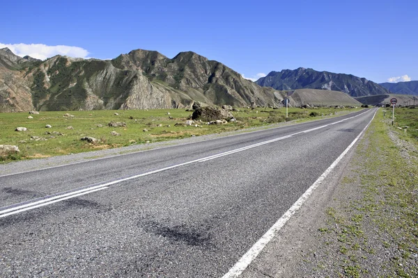 Hermoso Chuysky Trakt en las montañas de Altai . — Foto de Stock