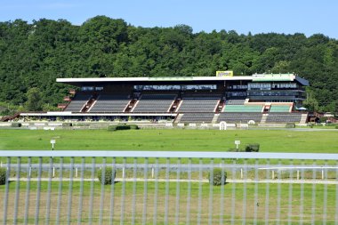 Yarış pisti Prag banliyölerinde üzerinde duruyor.