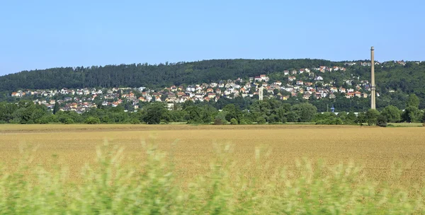 Schöne Sommerlandschaft des Vorortes Prag. — Stockfoto