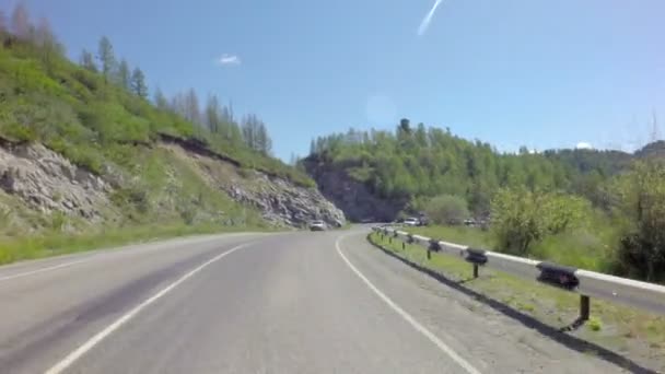 Auto parkeren op de top van pass Chike Taman. — Stockvideo