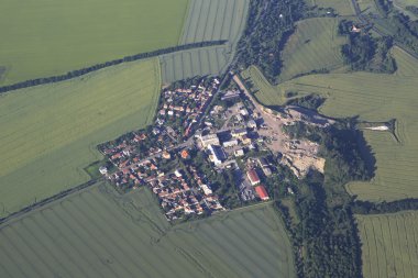 Prag banliyösünde üzerinde uçaktan görüntüleme.