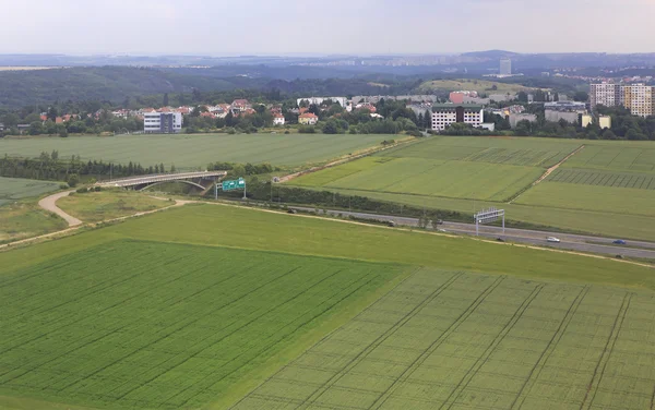 Uitzicht vanaf vliegtuig op de snelweg Praag. — Stockfoto