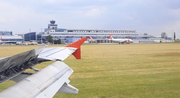 Samolot terminala w porcie lotniczym — Zdjęcie stockowe