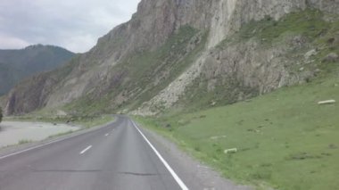 Dağ nehir Chuya Chuysky Trakt boyunca