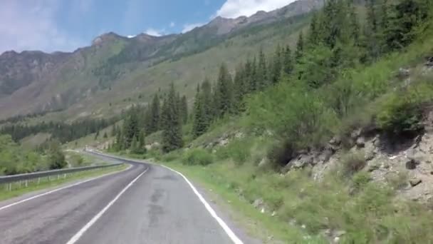 Anreise mit dem Auto auf dem Chuysky Trakt im Altai-Gebirge. — Stockvideo