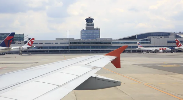 Международный аэропорт в Праге . — стоковое фото