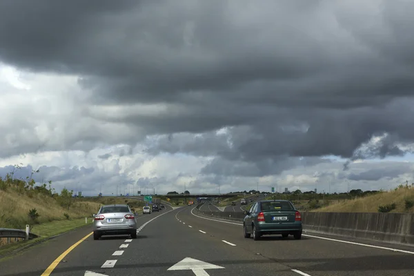 Hermosas nubes de tormenta sobre las carreteras rurales en Irlanda . — Foto de Stock