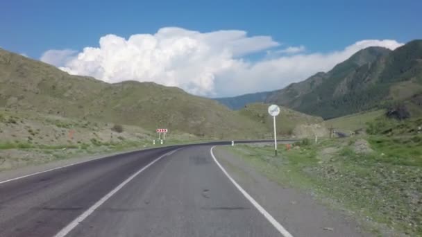 Belle serpentine de montagne de Chuysky Trakt — Video