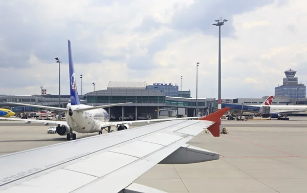 空港で飛行機ターミナル — ストック写真