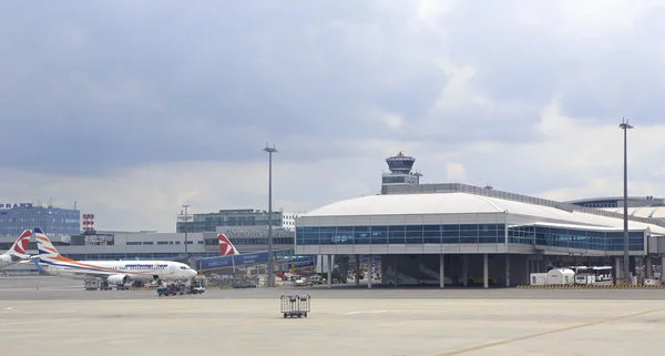 Międzynarodowe lotnisko w Pradze. — Zdjęcie stockowe