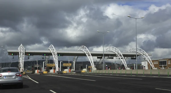 Paragraph fares on toll road in Ireland. — Stock Photo, Image