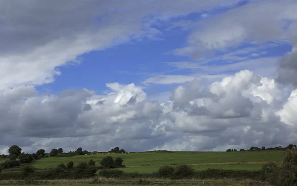 Όμορφο μπλε ουρανό με σύννεφα της καταιγίδας πάνω από την ύπαιθρο στην Ιρλανδία. — Φωτογραφία Αρχείου