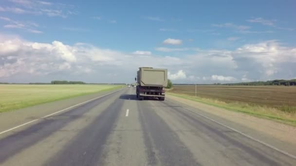 Caminhão na rota de Altai Krai . — Vídeo de Stock