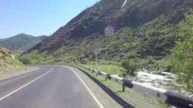 Dağ nehir Chuya Chuysky Trakt boyunca