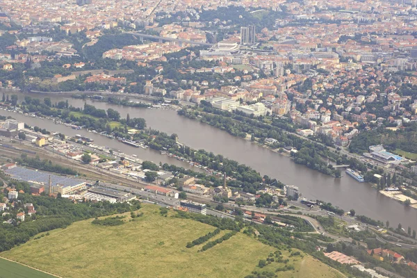 Uitzicht vanaf vliegtuigen naar het gebied van Praag. — Stockfoto