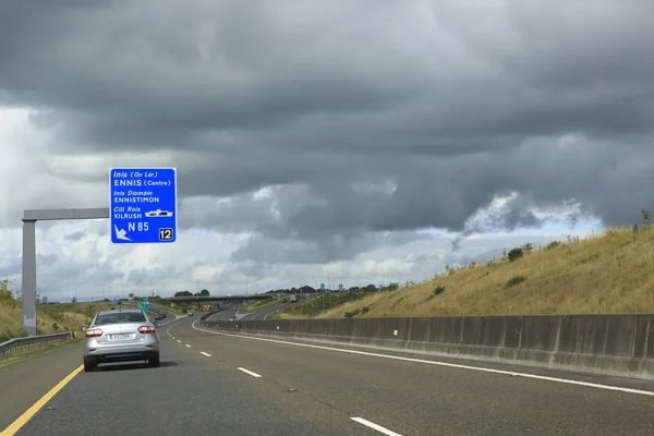 Hermosas nubes de tormenta sobre las carreteras rurales en Irlanda . — Foto de Stock