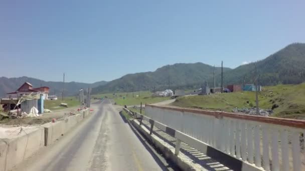 Reparatur der Brücke über den Gebirgsfluss. tschujskij trakt — Stockvideo