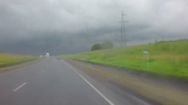 Reizen met de auto in hevige regen op Altai Krai. — Stockvideo