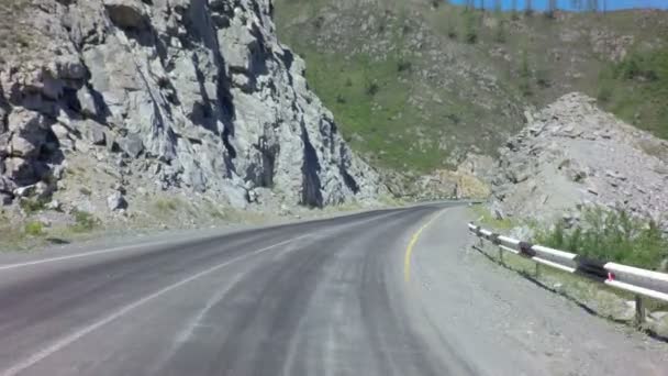 Проезд по Чуйскому тракту через перевал Чике Таман . — стоковое видео