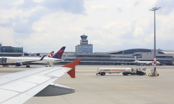 国際空港に商用航空機立って — ストック写真