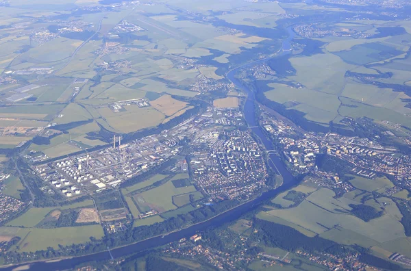 Uitzicht vanaf het vliegtuig op voorstad van Praag. — Stockfoto