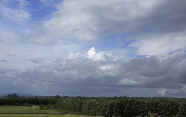 Beau ciel bleu avec des nuages orageux sur la campagne en Irlande . — Photo