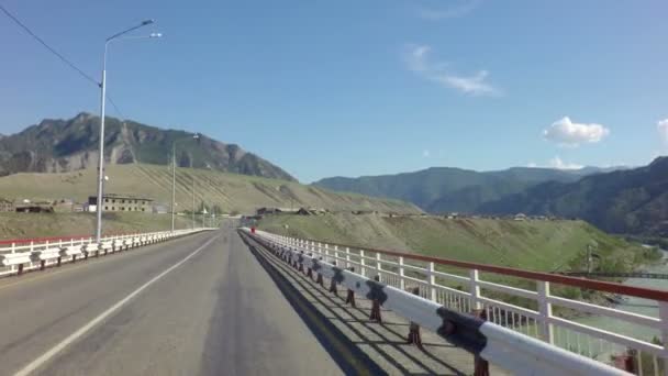 Puentes nuevos y antiguos sobre el río Katun en el pueblo de Inya . — Vídeos de Stock