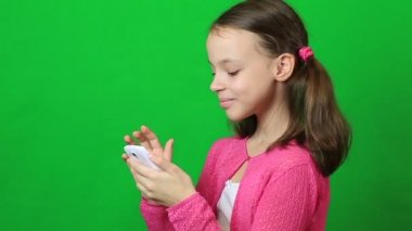 Elinde bir akıllı telefon ile neşeli küçük kız.