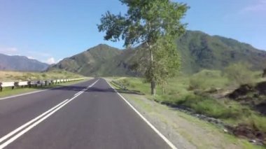 Altay dağlarında Chuysky Trakt üzerinde araba ile seyahat.