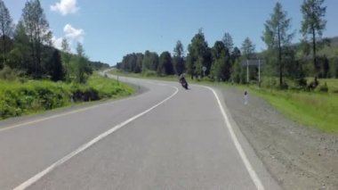 Motosiklet Chuysky Trakt üzerinde hareket