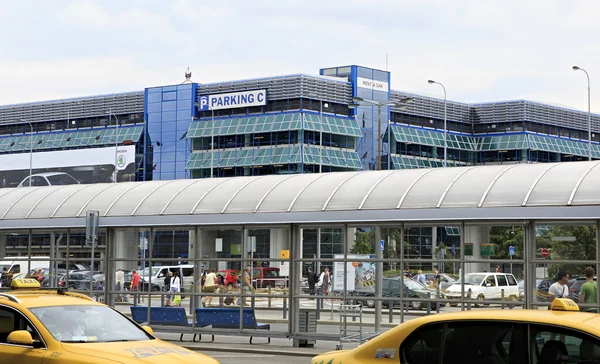 Aparcamiento cerca del Aeropuerto Internacional de Praga . —  Fotos de Stock