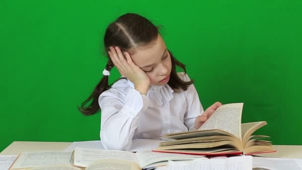 Muchacha triste escribiendo, reeding. Niño haciendo la tarea. Movimiento lento . — Vídeo de stock