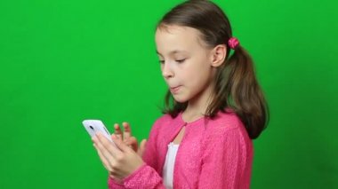 Duygusal küçük kız Smartphone'da konuşuyor.