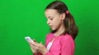 Küçük kız ile smartphone elinde bahsediyoruz.