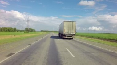 Altay Kray rotasında kamyon.