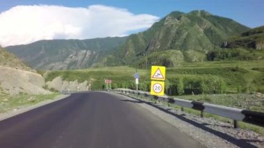 Dağ nehir Chuya Chuysky Trakt boyunca