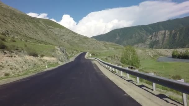 Reizen met de auto op de Chuysky Trakt in Altaj. — Stockvideo