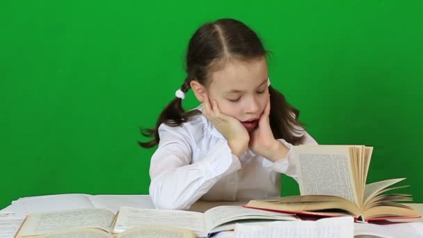 Muchacha triste escribiendo, reeding. Niño haciendo la tarea . — Vídeo de stock