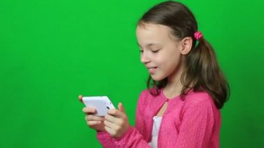 Küçük kız ile smartphone elinde bahsediyoruz.