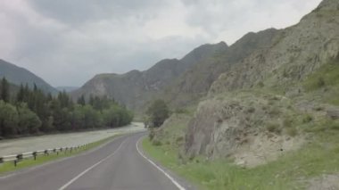 Dağ nehir Chuya Chuysky Trakt boyunca