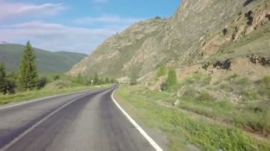 Altay dağlarında Chuysky Trakt üzerinde araba ile seyahat.