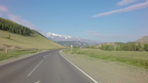 Chuysky Trakt et calottes neigeuses de la crête de Chuya Nord . — Video