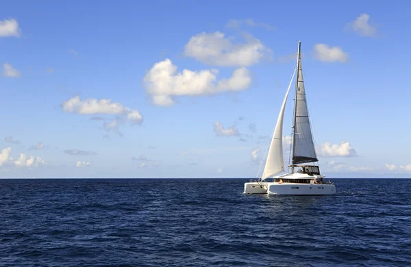 Yate de mar en el océano Índico . — Foto de Stock