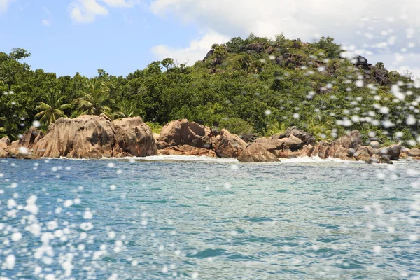 Krásné velké žulové balvany na Curieuse ostrově v Indickém oceánu. — Stock fotografie