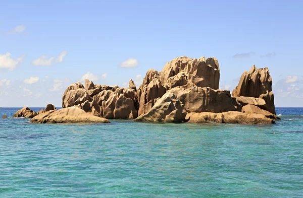 Mooie grote granieten rotsen van St. Pierre eiland in de Indische Oceaan. — Stockfoto